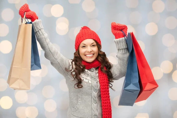 Femme heureuse avec des sacs à provisions — Photo