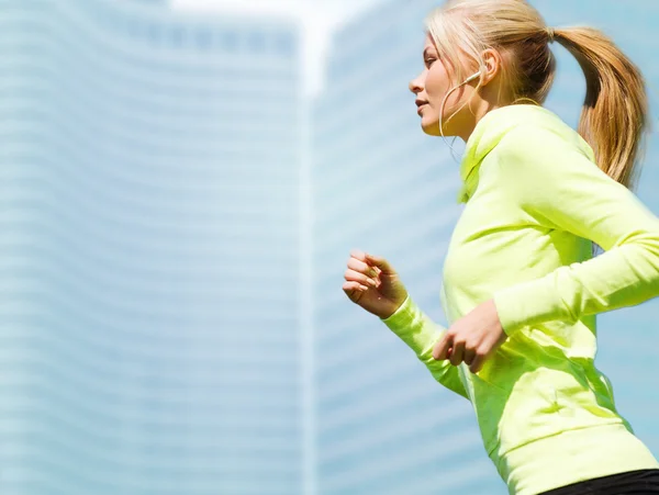 Femme faisant courir à l'extérieur — Photo