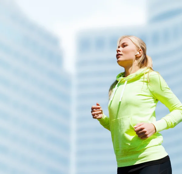 Femme faisant courir à l'extérieur — Photo