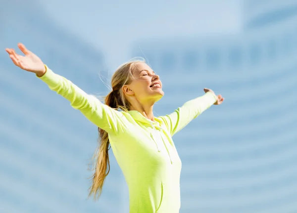 Vrouw doen buiten sport — Stockfoto