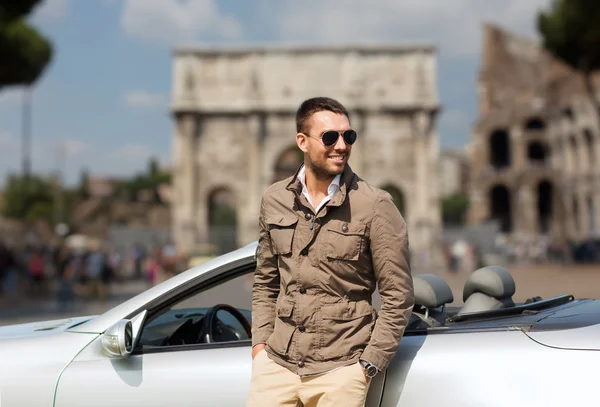 Homem feliz dirigindo carro cabriolet sobre a cidade de roma — Fotografia de Stock