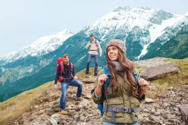 Gruppe lächelnder Freunde mit Rucksäcken beim Wandern — Stockfoto