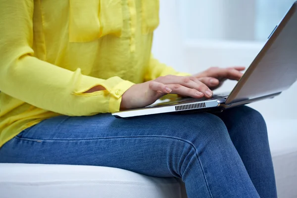 Close up de mulher com computador portátil em casa — Fotografia de Stock