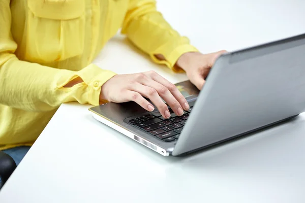 Gros plan de la femme avec ordinateur portable dans le bureau — Photo