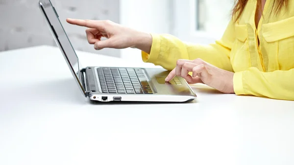Nahaufnahme einer Frau mit Laptop im Büro — Stockfoto