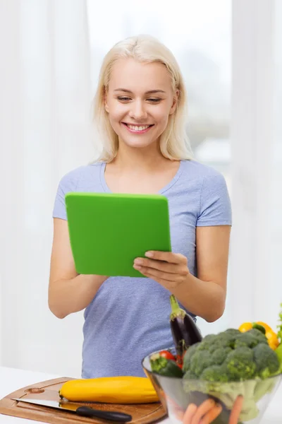 Sonriente mujer joven con la tableta de cocina PC en casa — Foto de Stock