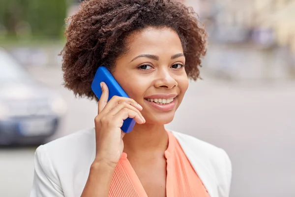 Happy african businesswoman calling on smartphone — Stock Photo, Image