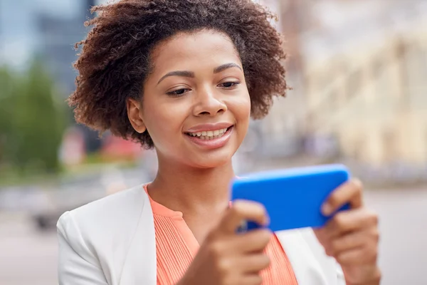 Happy african businesswoman with smartphone — Stock Photo, Image