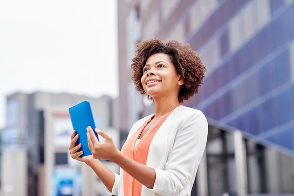 Mujer de negocios africana feliz con la tableta PC en la ciudad —  Fotos de Stock