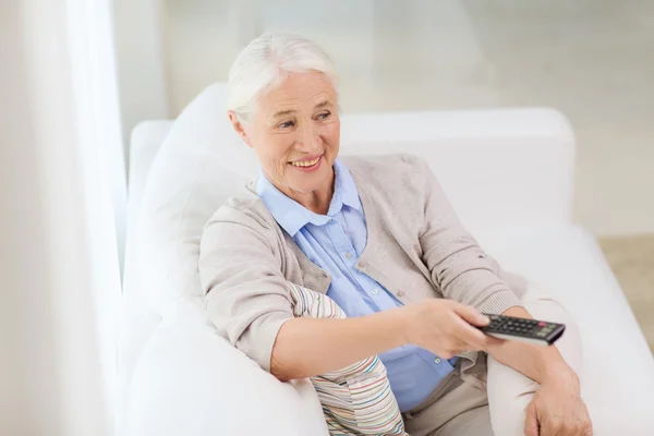 Glückliche Seniorin, die zu Hause fernsieht — Stockfoto