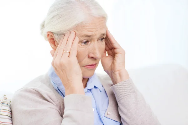 Лицо пожилой женщины, страдающей от головной боли — стоковое фото
