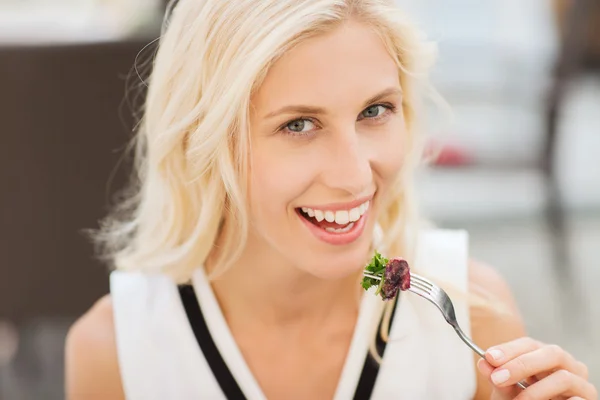 Lycklig kvinna äter middag på restaurangterrassen — Stockfoto