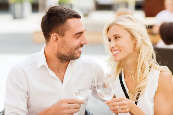 Feliz pareja tintineo vasos en restaurante salón — Foto de Stock