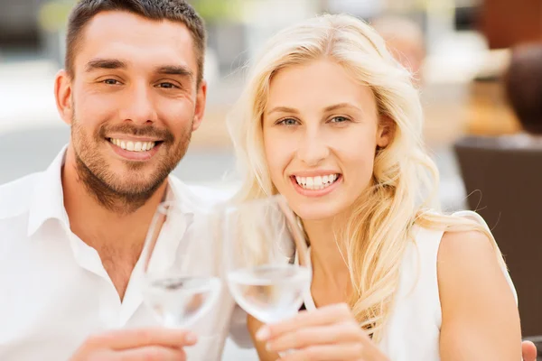 Feliz pareja tintineo vasos en restaurante salón —  Fotos de Stock