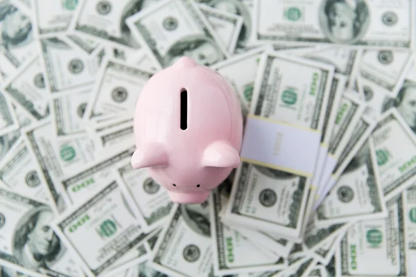 Close up van dollar geld en piggy bank van boven — Stockfoto