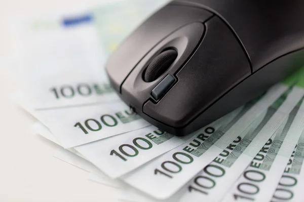Close-up de rato de computador e dinheiro em euros — Fotografia de Stock