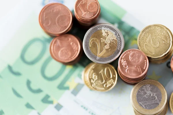 Närbild av eurons sedlar och mynt på bord — Stockfoto