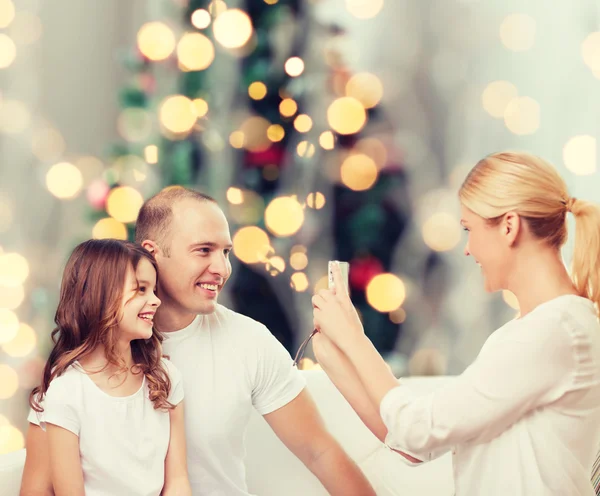 Glückliche Familie mit Kamera zu Hause — Stockfoto