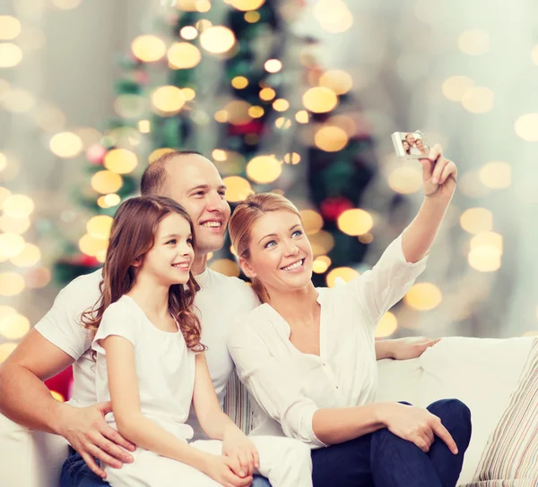 Szczęśliwą rodziną, kamery w domu — Zdjęcie stockowe