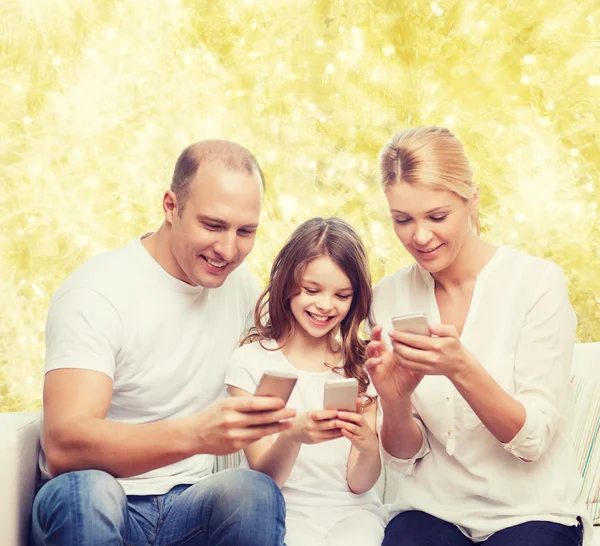 Happy family with smartphones — Stock Photo, Image