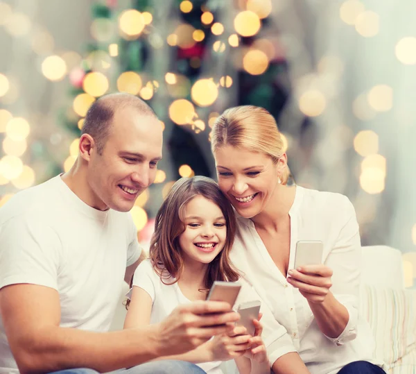 Família feliz com smartphones — Fotografia de Stock