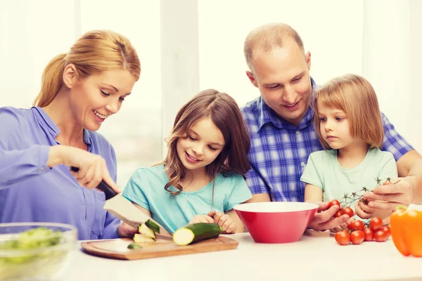 Famiglia felice con due bambini che preparano la cena a casa — Foto Stock