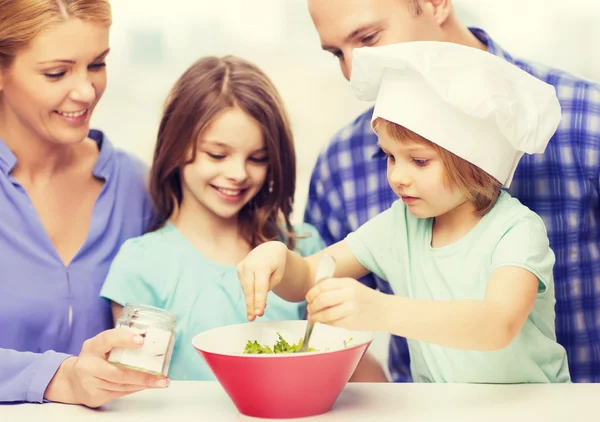 집에서 먹는 두 아이 들과 함께 행복 한 가족 — 스톡 사진