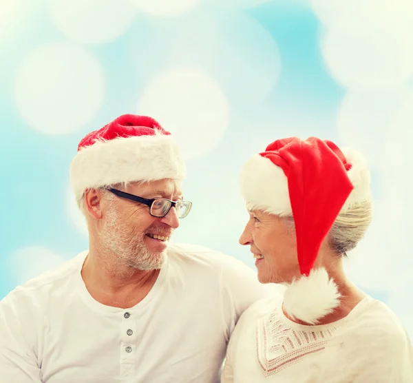 Lyckliga äldre par i santa hattar — Stockfoto