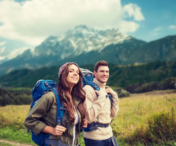 Smiling couple with backpacks hiking — Stock Photo, Image