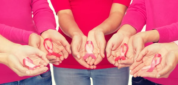 Primer plano de las mujeres con cintas de sensibilización contra el cáncer — Foto de Stock