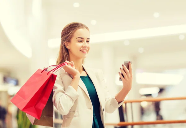 Mujer con compras de teléfonos inteligentes y tomar selfie —  Fotos de Stock