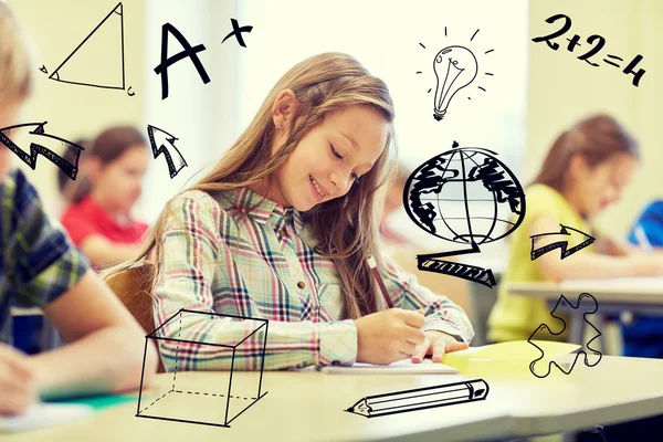 Groep van school-kids schrijven test in klas — Stockfoto