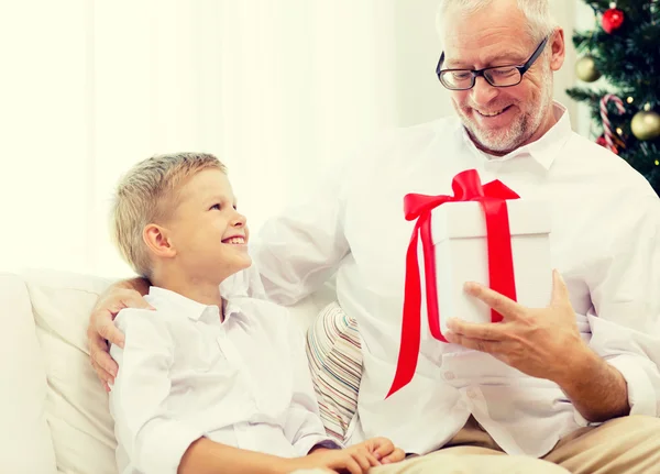 Nonno e nipote sorridenti a casa — Foto Stock