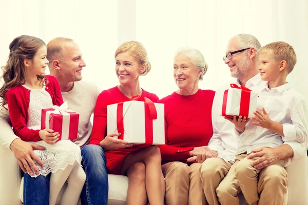 Familia sonriente con regalos en casa — Foto de Stock