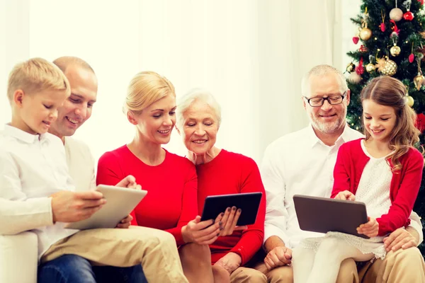 Lachende familie met tablet pc — Stockfoto