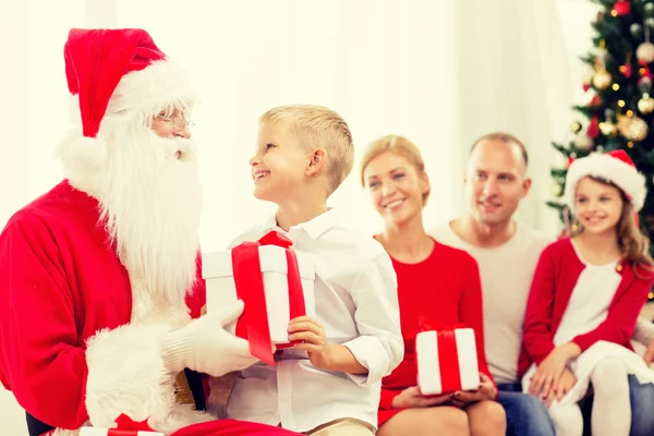 Família sorrindo com santa claus — Fotografia de Stock