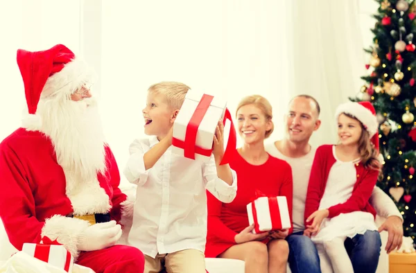 Famiglia sorridente con Babbo Natale e regali — Foto Stock