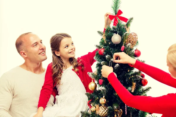 Família sorrindo decoração árvore de Natal em casa — Fotografia de Stock