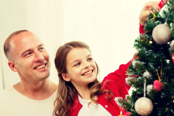 Usmíval se zdobení vánoční stromek rodiny doma — Stock fotografie