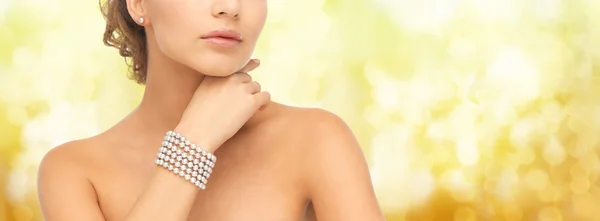 Mulher bonita com pulseira de pérola e brincos — Fotografia de Stock