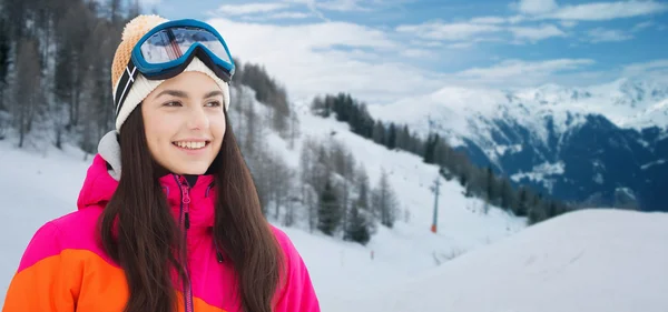 Счастливая молодая женщина в лыжных гонках над горами — стоковое фото