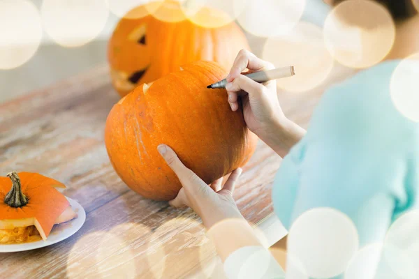 Primer plano de la mujer con calabazas en casa — Foto de Stock