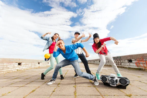 Skupina teenagerů, tanec — Stock fotografie