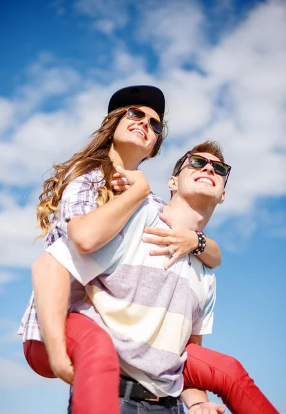 Sonriendo adolescentes en gafas de sol divirtiéndose al aire libre —  Fotos de Stock