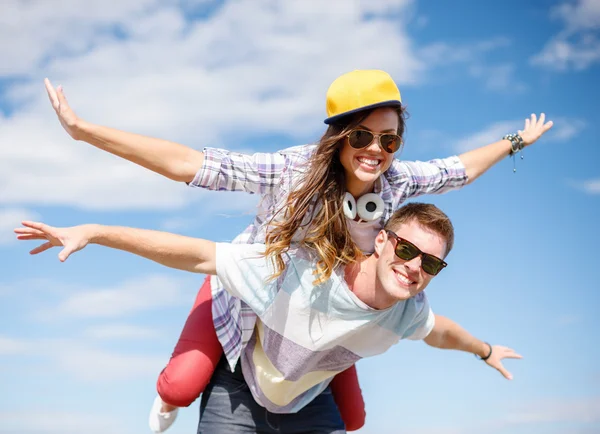 Adolescents souriants dans des lunettes de soleil s'amuser à l'extérieur — Photo