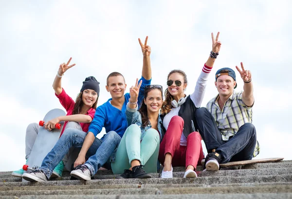 Grupo de adolescentes mostrando dedo cinco — Foto de Stock
