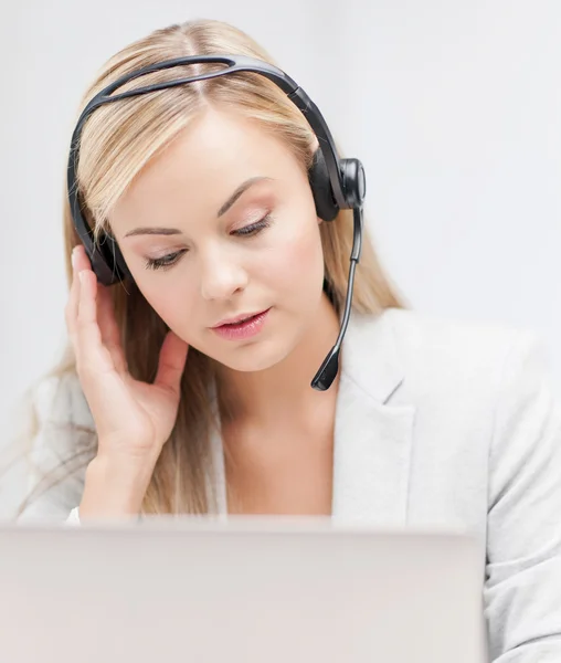 Kvinnliga hjälptelefon operatör med laptop — Stockfoto