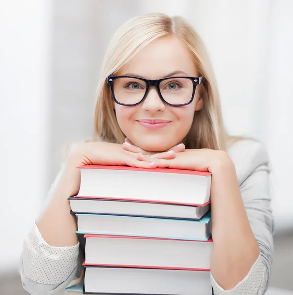 Student met stapel boeken — Stockfoto