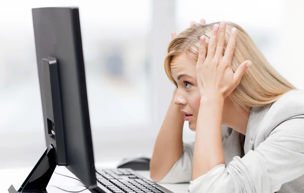 Mulher estressada com computador — Fotografia de Stock
