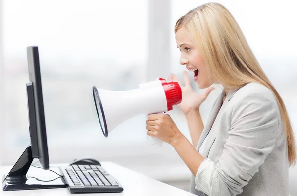 Strenge Geschäftsfrau brüllt in Megafon — Stockfoto